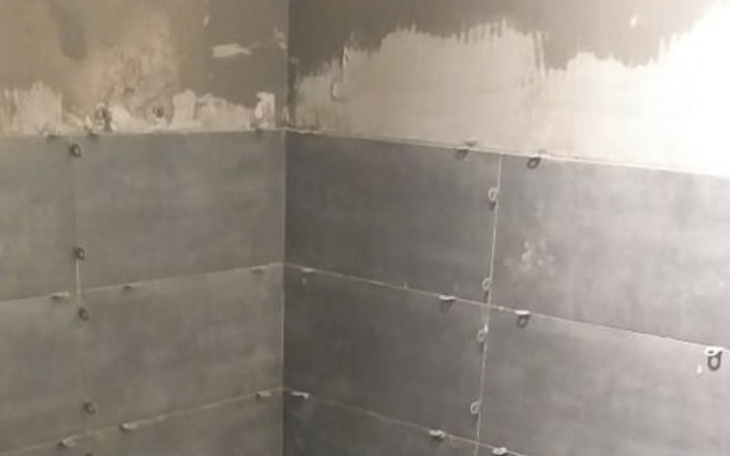 Ściana w trakcie remontu, płytki wstawione.