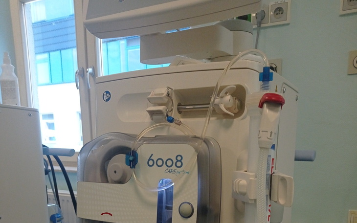 Sprzęt medyczny z widocznymi rurkami i ekranem.