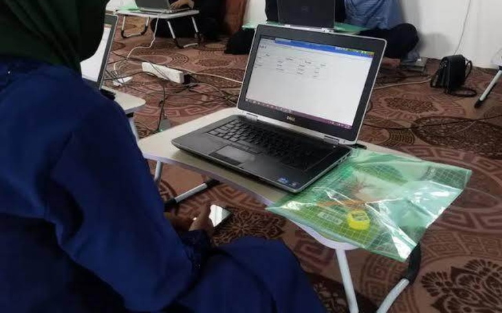 Osoba pracująca przy komputerze w biurze.