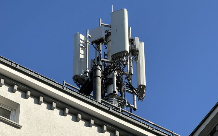 Maszt telefonii komórkowej na tle nieba.