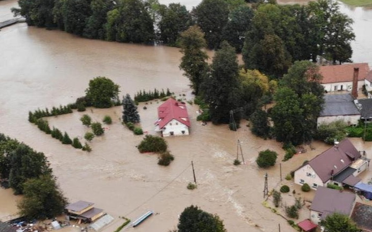 Widok z lotu ptaka na zalany teren z domem.