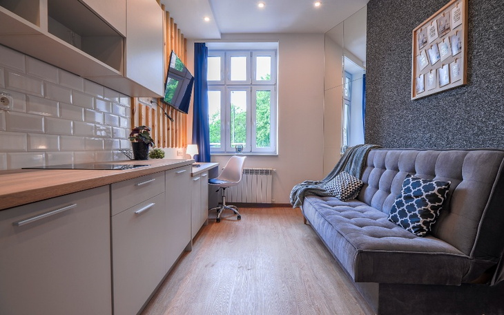 Nowoczesne wnętrze mieszkania z kuchnią i salonem.