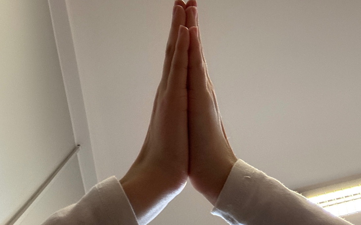 Dwie dłonie złożone w geście modlitwy.