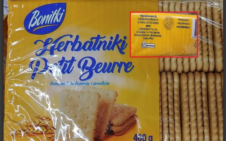 Opakowanie herbatników Petit Beurre na żółtym tle.