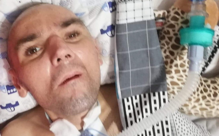 Mężczyzna w szpitalu, potrzebujący wsparcia i pomocy medycznej.