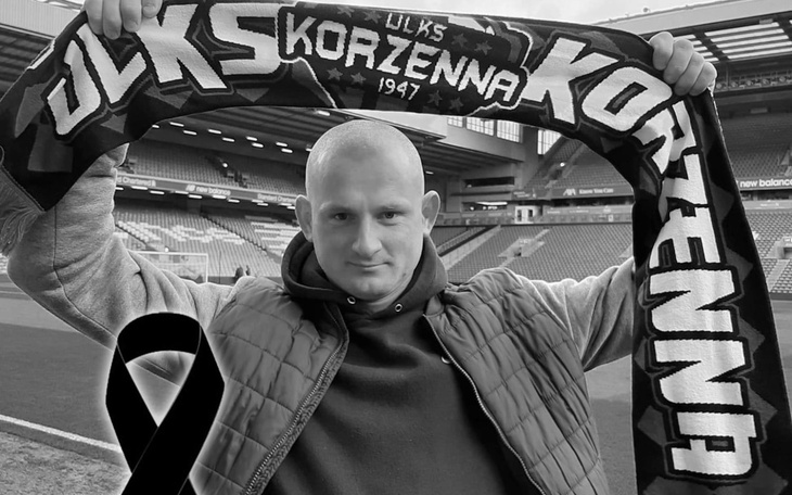 Samochód myty na myjni, woda i piany.