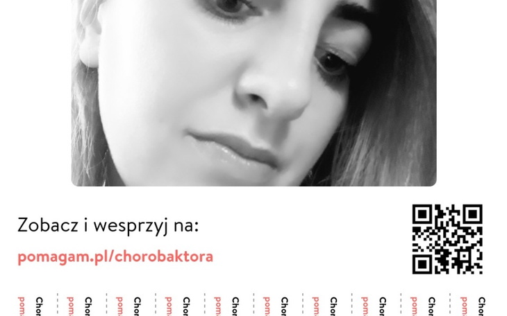 Portret kobiety z delikatnym uśmiechem na twarzy.