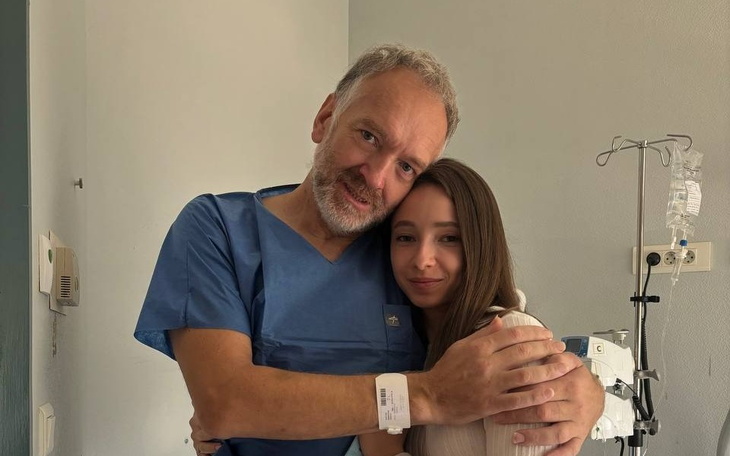 Lekarz i pacjentka w szpitalu, wspierają się nawzajem.