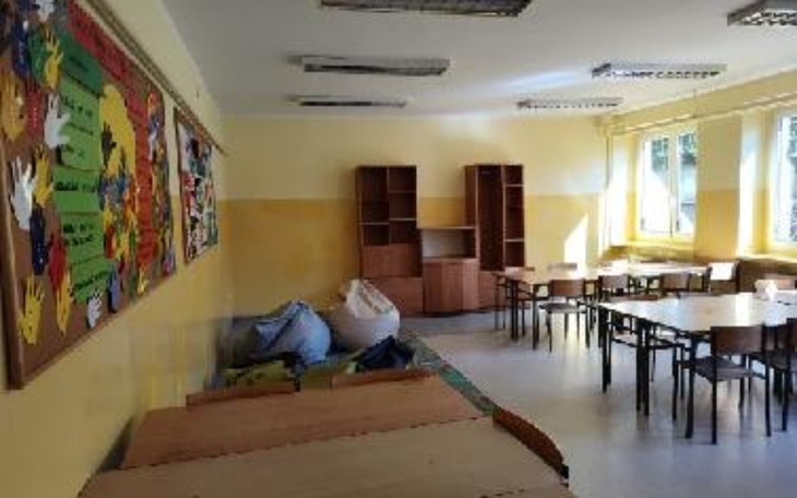 Pusty pokój w szkole z meblami i dekoracjami.