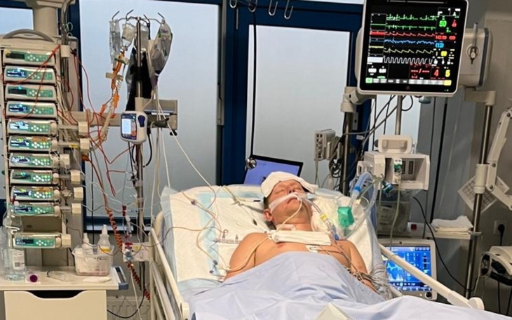 Mężczyzna w szpitalu, podłączony do aparatury medycznej.