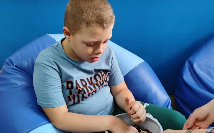 Chłopiec bawi się w terapeutycznym otoczeniu.