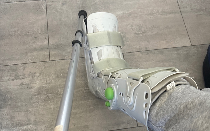 Stopa w specjalnym bucie ortopedycznym z laską.