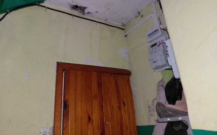 Widok na ścianę z instalacjami elektrycznymi.