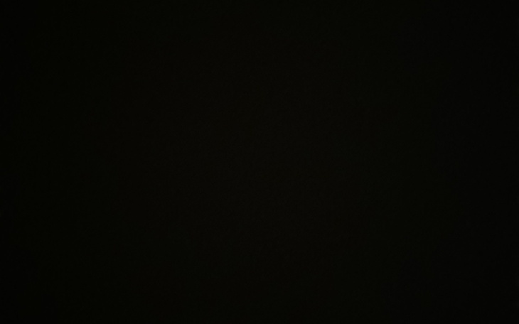 Ciemny obraz, brak widocznych szczegółów.