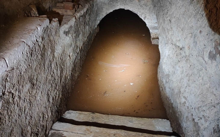 Zabytkowy tunel z wodą, tajemnicza atmosfera.