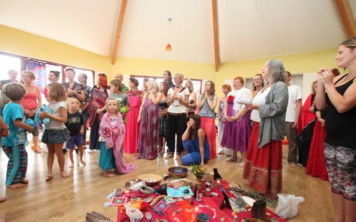 Grupa ludzi w kolorowych strojach, uczestniczących w wydarzeniu.