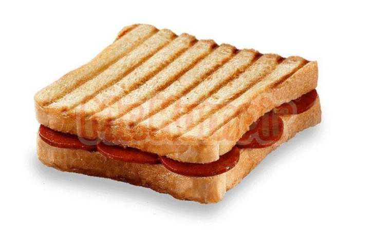 Tost z plasterkami salami, apetyczny widok.