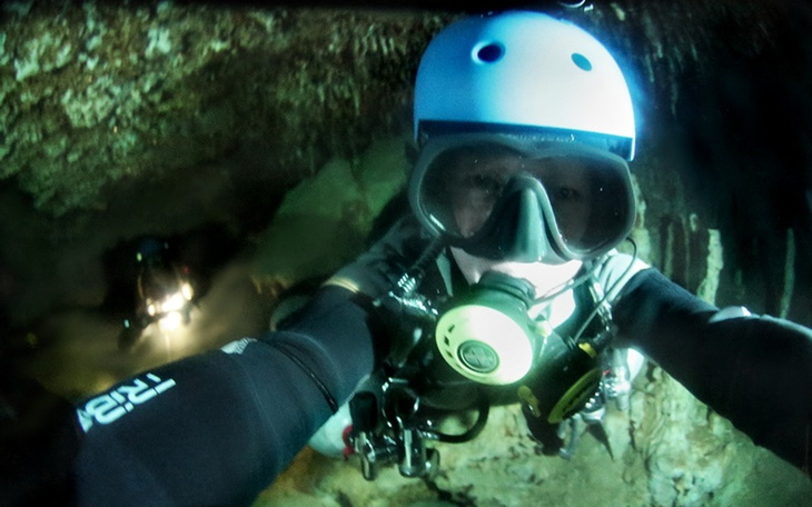 Nurek w jaskini, eksplorujący podwodny świat.