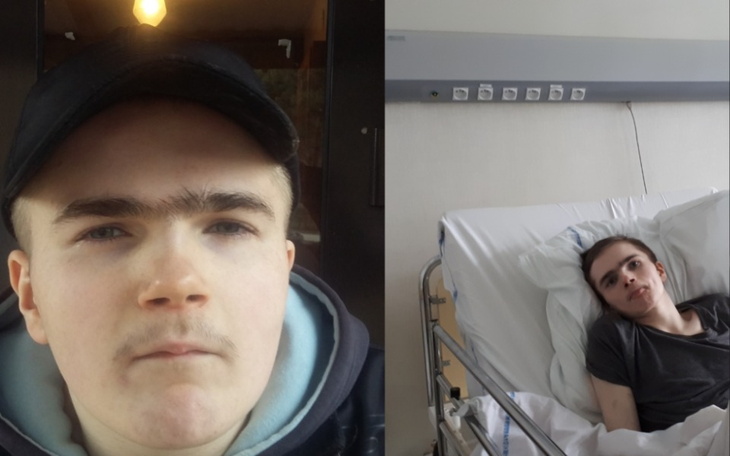 Młody mężczyzna w szpitalu, siedzący na łóżku.