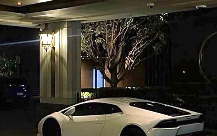 Biały samochód sportowy zaparkowany w eleganckim otoczeniu.