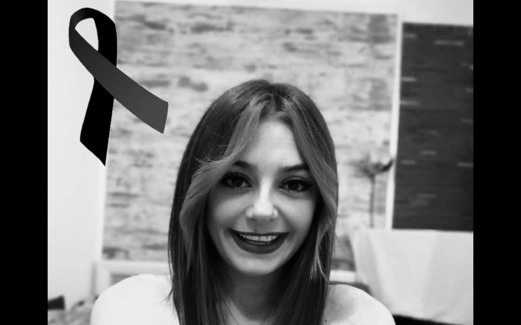 Czarna wstążka w rogu zdjęcia, symbol żalu.