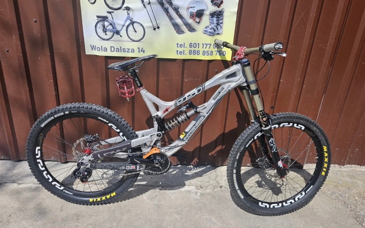 Rower górski na tle reklamy.