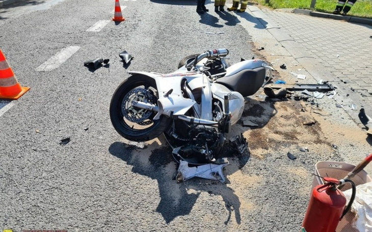 Zniszczony motocykl na drodze po wypadku.