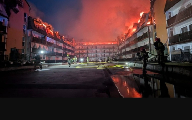 Pożar w budynku mieszkalnym, strażacy w akcji.