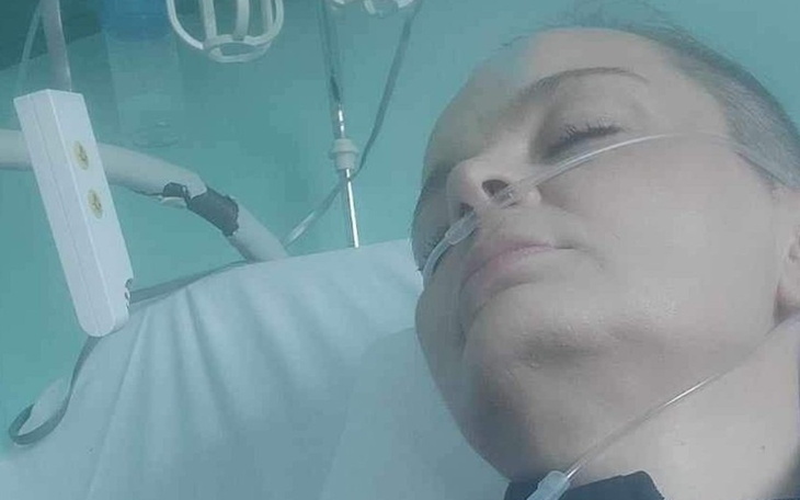 Kobieta w szpitalu, z tlenem na twarzy.