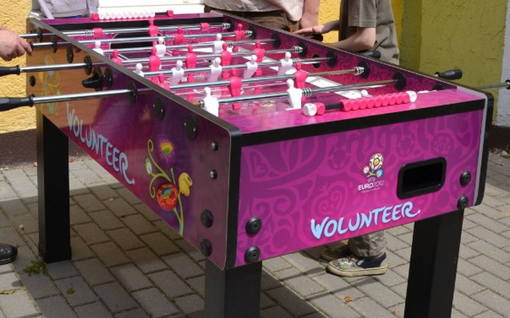 Stół do gry w piłkarzyki, zachęcający do wspólnej zabawy.