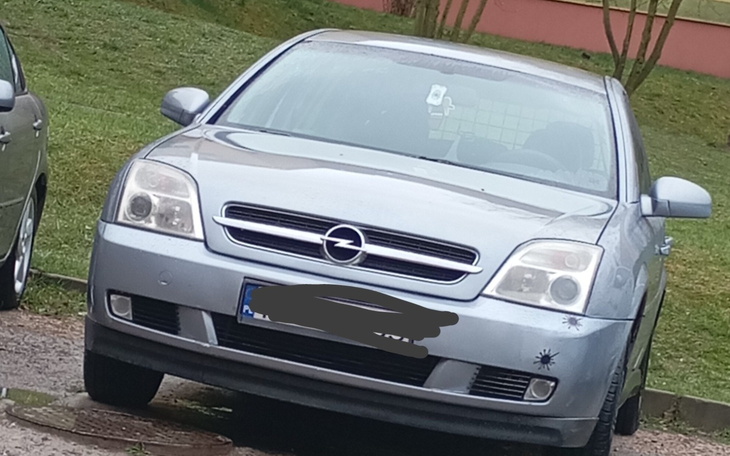 Samochód marki Opel zaparkowany na podjeździe.