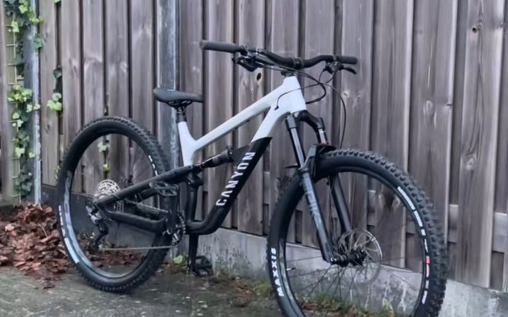 Rower górski Canyon oparty o płot.