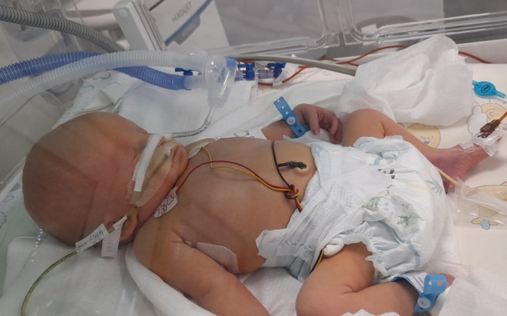 Noworodek w inkubatorze, walczący o zdrowie.