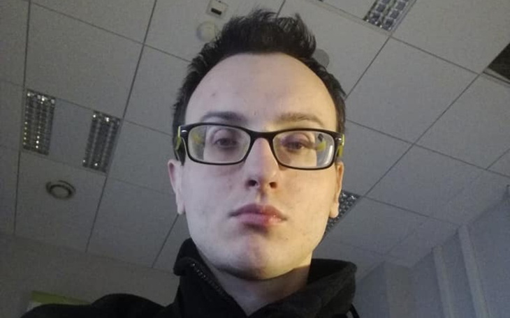 Mężczyzna w okularach, selfie w biurze.