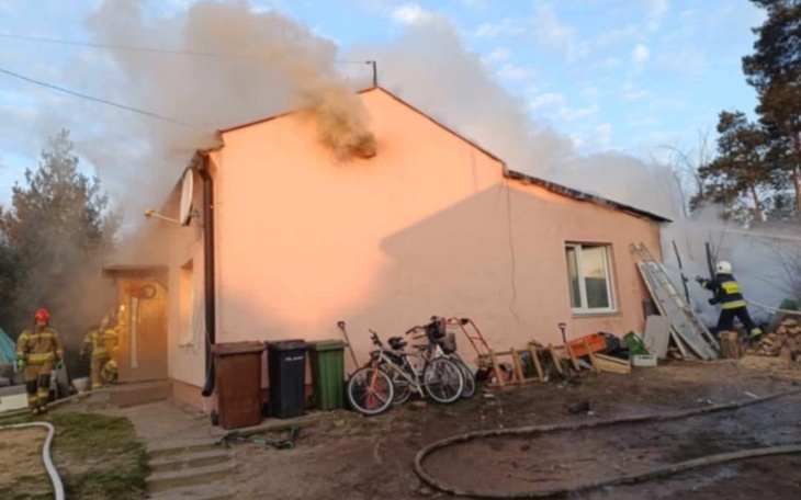 Pożar w domu, strażacy w akcji.