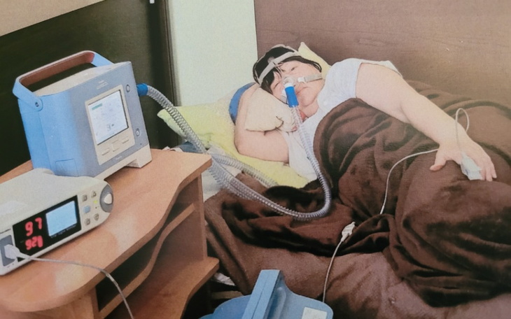 Kot w rękach osoby, z wyraźnym spojrzeniem.