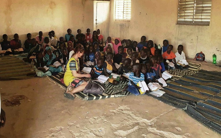 Grupa dzieci uczących się w klasie.