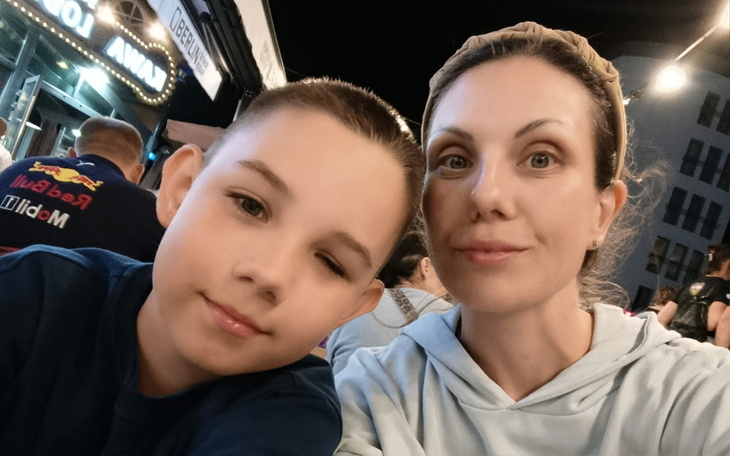 Mama z synem w kawiarni, uśmiechnięci i zrelaksowani.