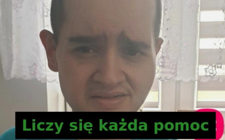 Mężczyzna z wyrazem smutku, apelujący o pomoc.