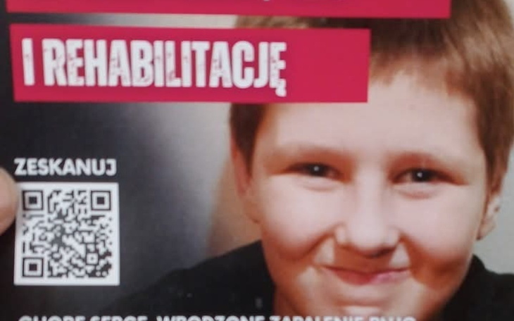 Plakat z uśmiechniętym chłopcem i kodem QR.