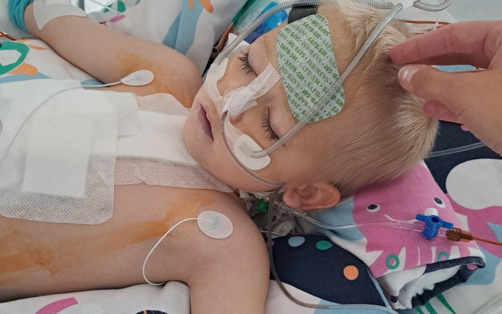 Chłopiec w szpitalu, podłączony do aparatury medycznej.