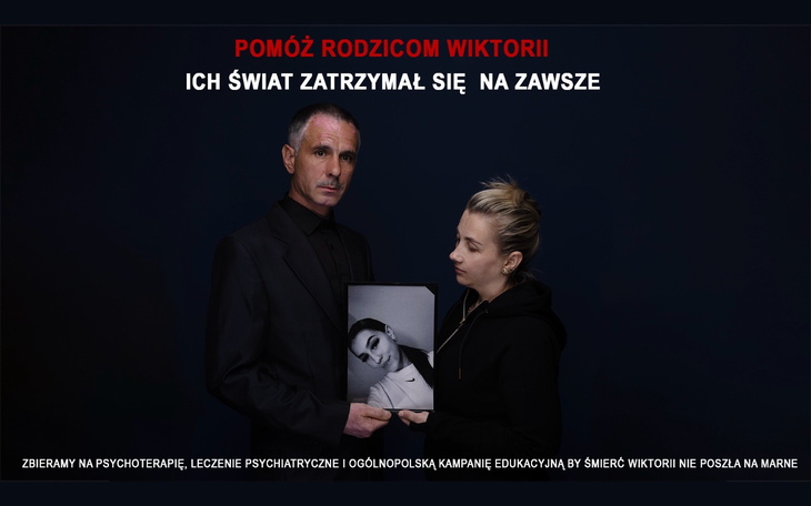 Osoba trzymająca zdjęcie zmarłej Wiktorii, apel o pomoc.