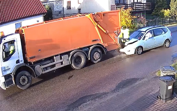 Wypadek drogowy z udziałem śmieciarki i osobowego samochodu.