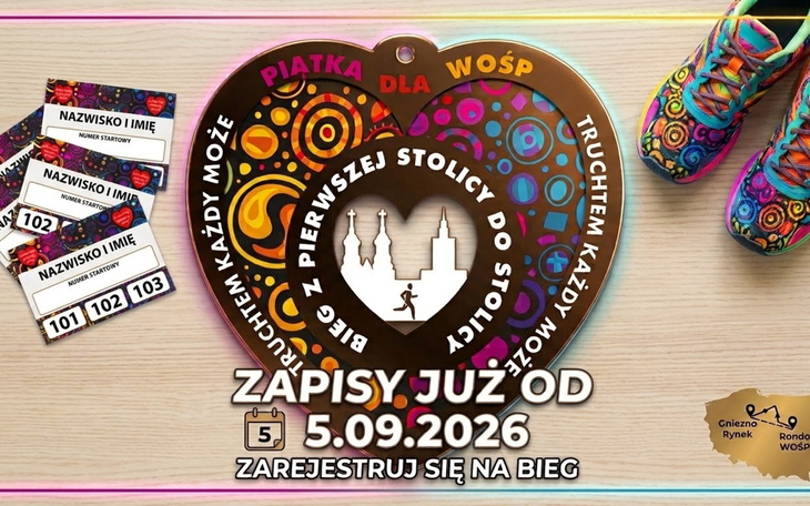 Zbliżenie na psie oczy i okrągłą maskotkę w zimowym śniegu.