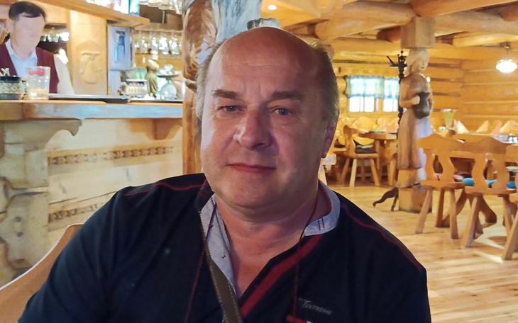Mężczyzna w restauracji, siedzący przy stole.