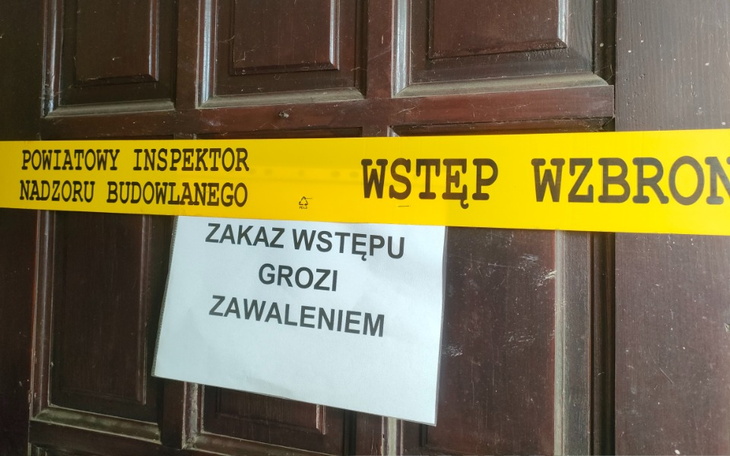 Zakaz wstępu z powodu groźby zawalenia budynku.