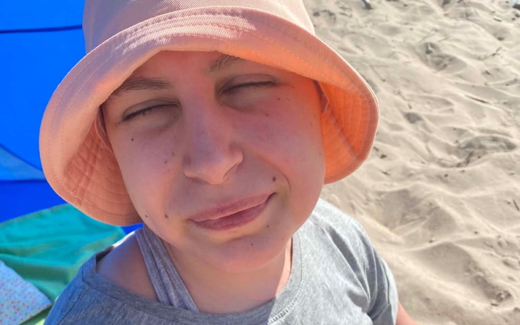 Dziecko w piżamie leżące na plażowym kocyku w słoneczny dzień