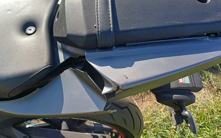 Uszkodzona część motocykla, widoczna pęknięta rama.