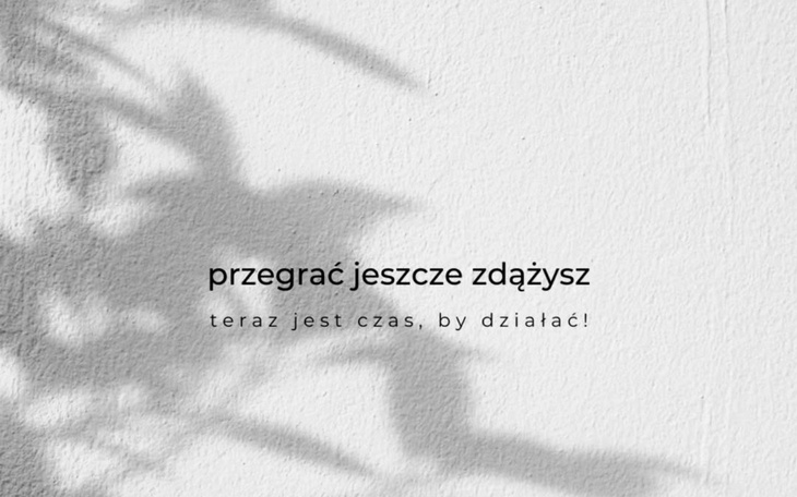 Cień rośliny na białej ścianie z motywującym tekstem.