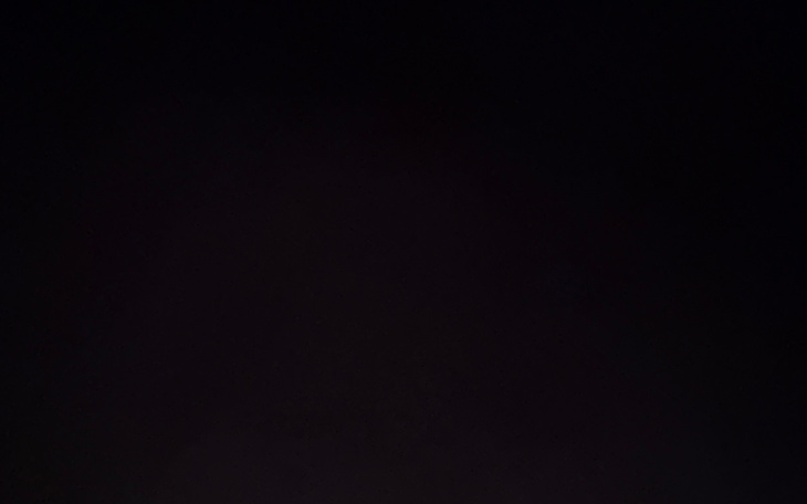 Ciemny obraz, prawdopodobnie zdjęcie w słabym świetle.